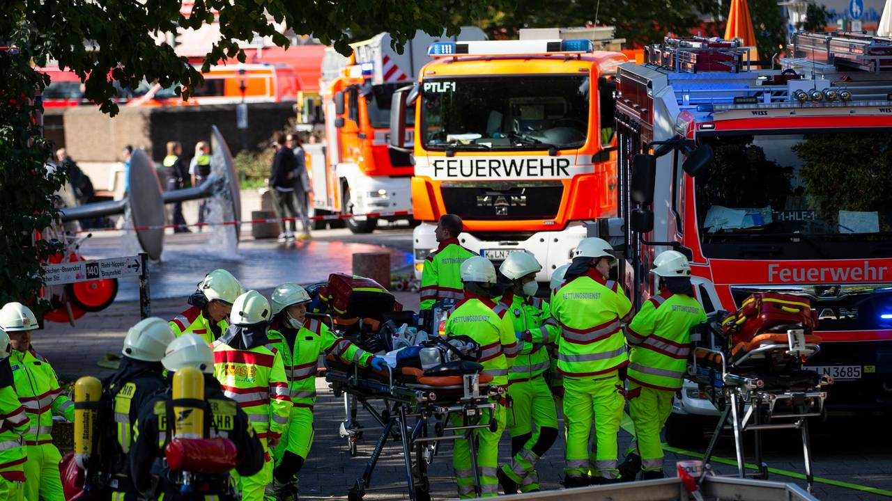 Rettungskräfte stehen am Samstag (8. Oktober 2022) während der Löscharbeiten am U-Bahnhof Ebertplatz in Köln.