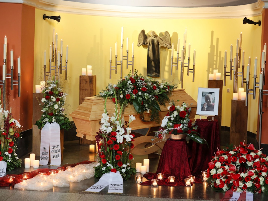 Der Sarg von Hansi Dentinger in der Trauerhalle des Südfriedhofes auf der Beerdigung am 10. Oktober 2022.