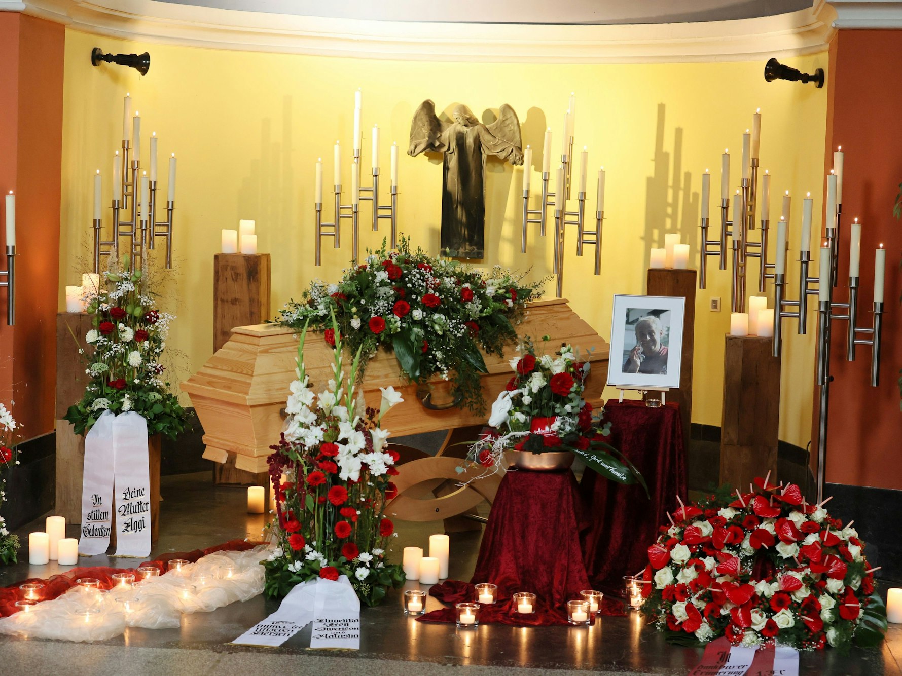 Der Sarg von Hansi Dentinger in der Trauerhalle des Südfriedhofes auf der Beerdigung am 10. Oktober 2022.