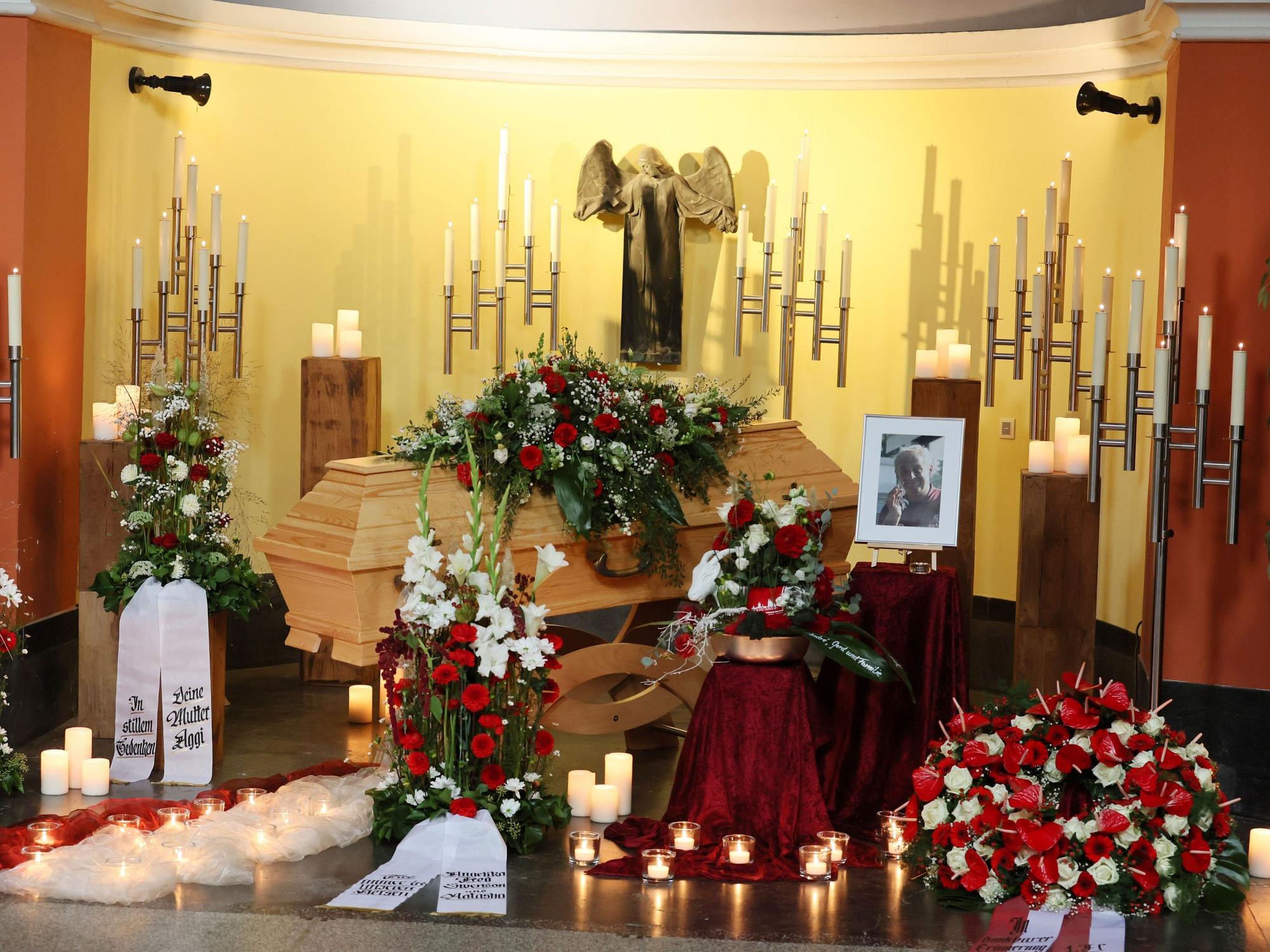 Der Sarg von Hansi Dentinger in der Trauerhalle des Südfriedhofes auf der Beerdigung am 10. Oktober 2022.