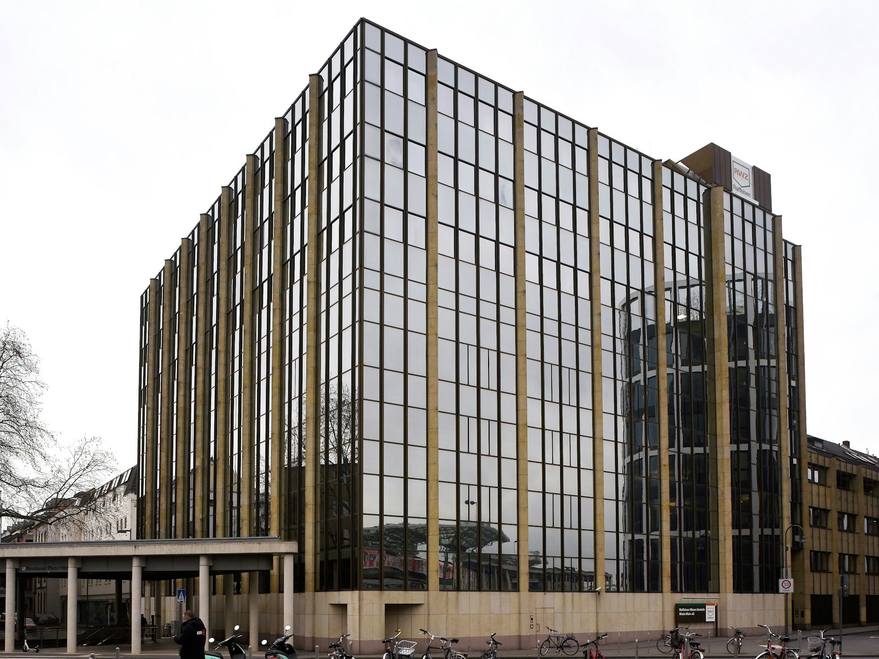 Das Gebäude der RWZ-Zentrale am Kölner Hauptbahnhof.