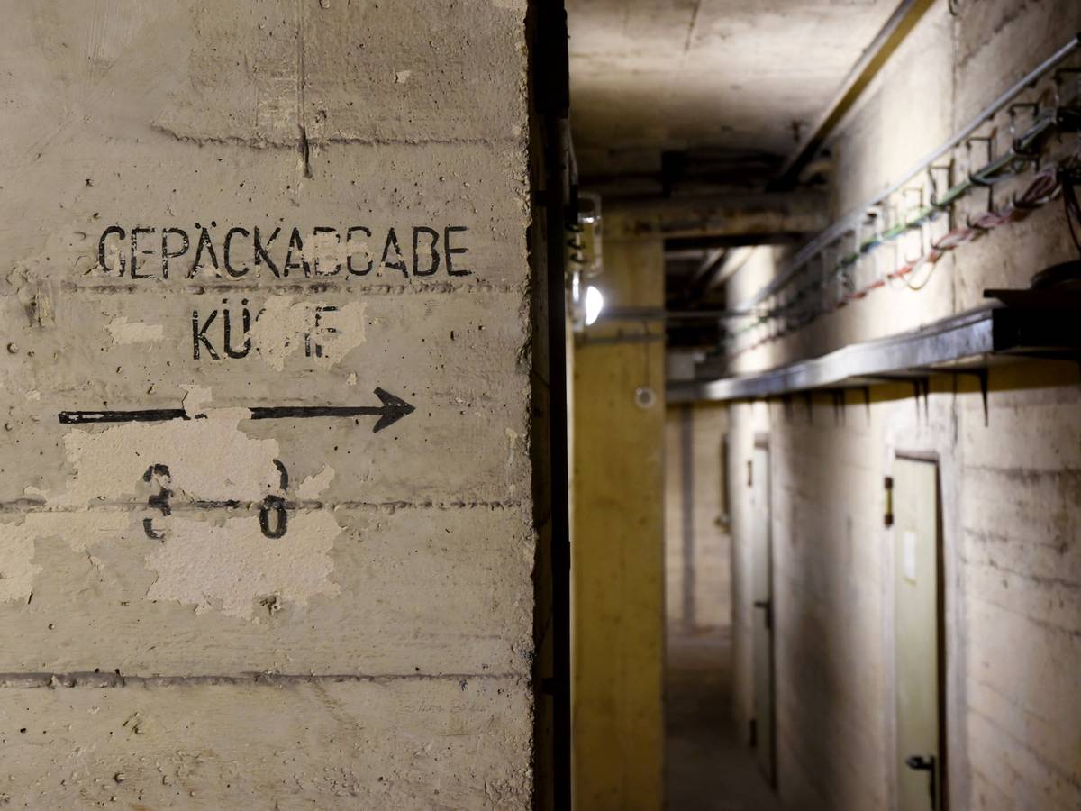Blick in den Kölner Hochbunker am Kölner Hauptbahnhof – auf der Mauer steht „Gepäckabgabe“ und „Küche“.