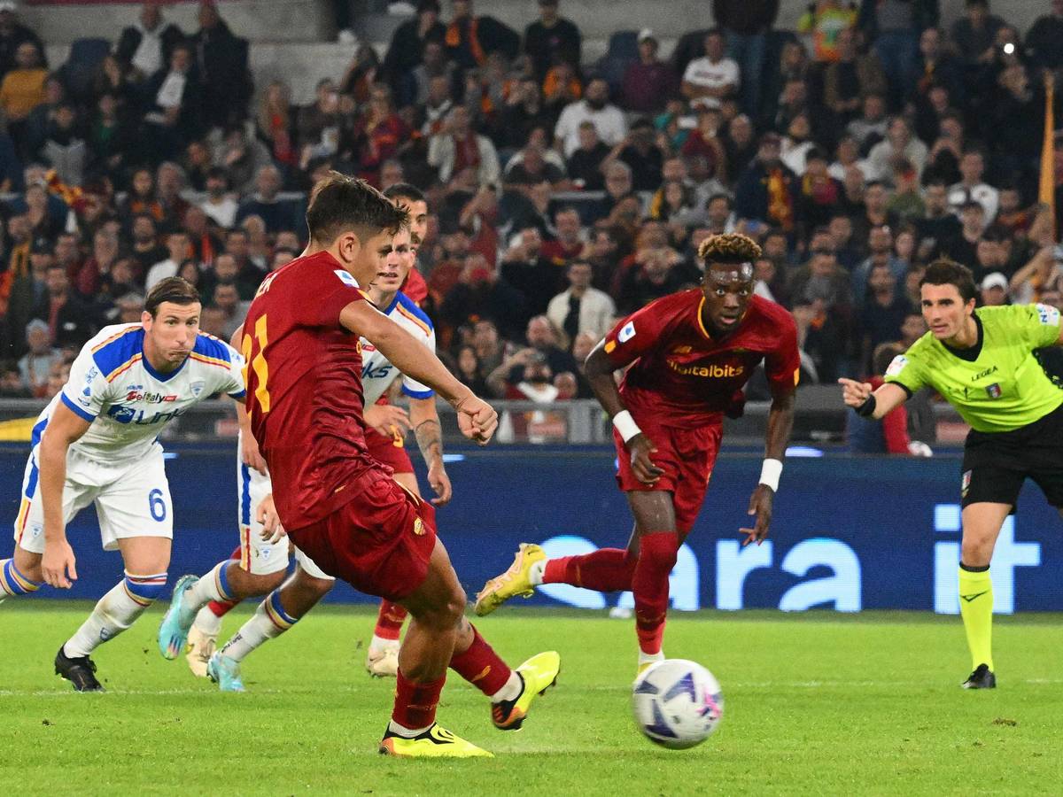 Paulo Dybala beim Elfmeter für die AS Rom, der ihn womöglich seine Teilnahme an der WM 2022 kosten könnte.