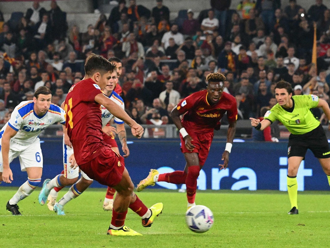 Paulo Dybala beim Elfmeter für die AS Rom, der ihn womöglich seine Teilnahme an der WM 2022 kosten könnte.