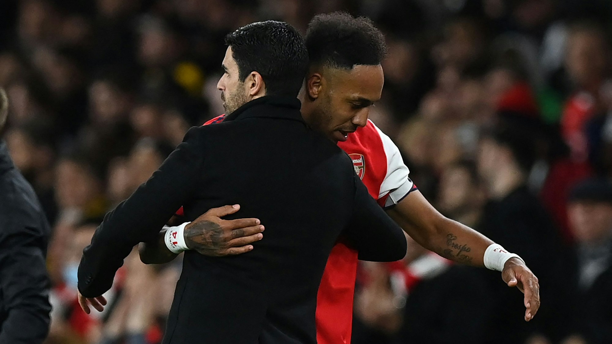 Pierre-Emerick Aubameyang und sein früherer Arsenal-Trainer Mikel Arteta umarmen sich im Spiel der Gunners gegen Aston Villa.