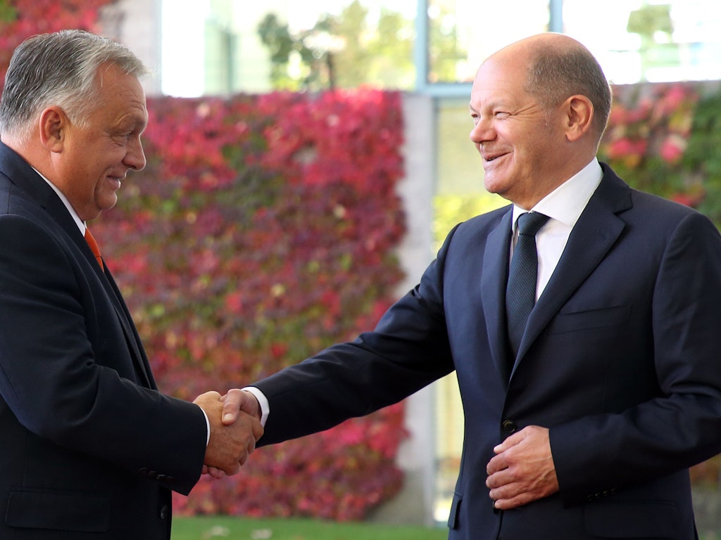 Bundeskanzler Olaf Scholz (r, SPD) empfängt vor dem Bundeskanzleramt Viktor Orban (l), ungarischer Ministerpräsident, der sich zu einem Besuch in der deutschen Hauptstadt aufhält.