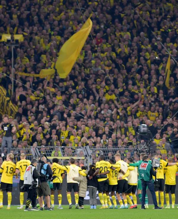 Die Spieler von Borussia Dortmund stehen nach dem SBundesliga-Spiel gegen den FC Bayern München vor der Kurve