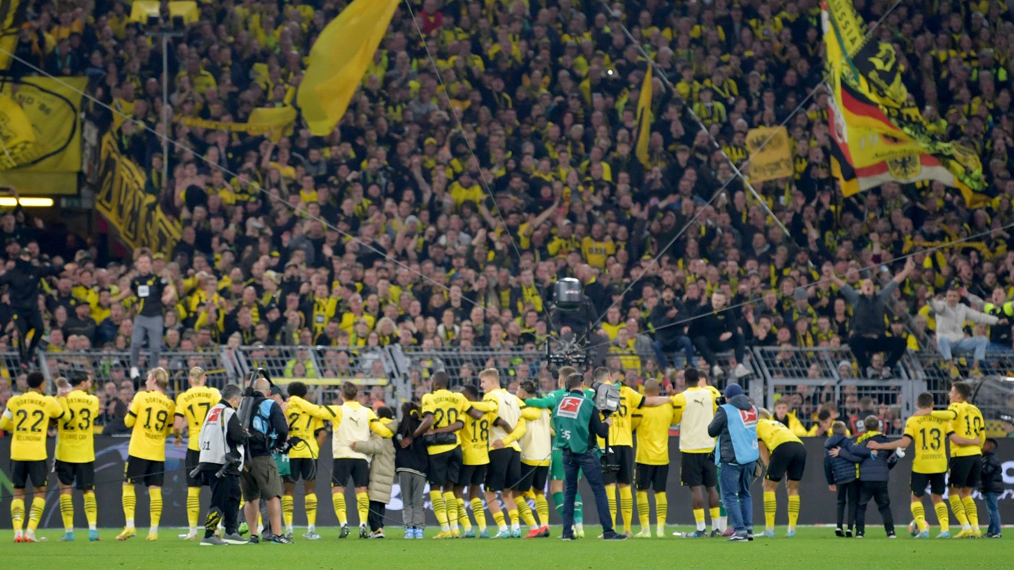 Die Spieler von Borussia Dortmund stehen nach dem SBundesliga-Spiel gegen den FC Bayern München vor der Kurve