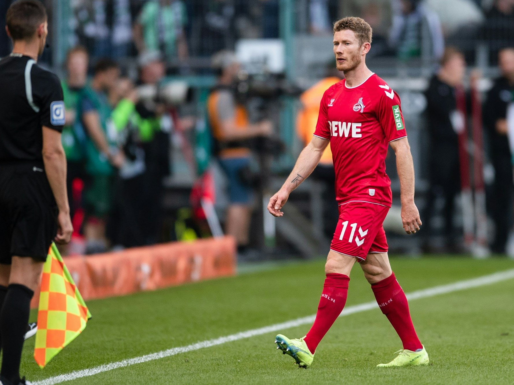 Kölns Florian Kainz verlässt nach einer Gelb-Roten Karte den Platz.