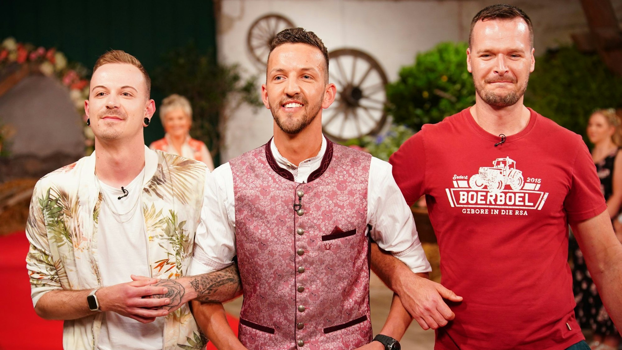 Fleckviehzüchter Michael K. (28, Mi.) aus Nordrhein-Westfalen lernt auf dem Scheunenfest Aron (26, l.) und Jan Hendrik (41) kennen.