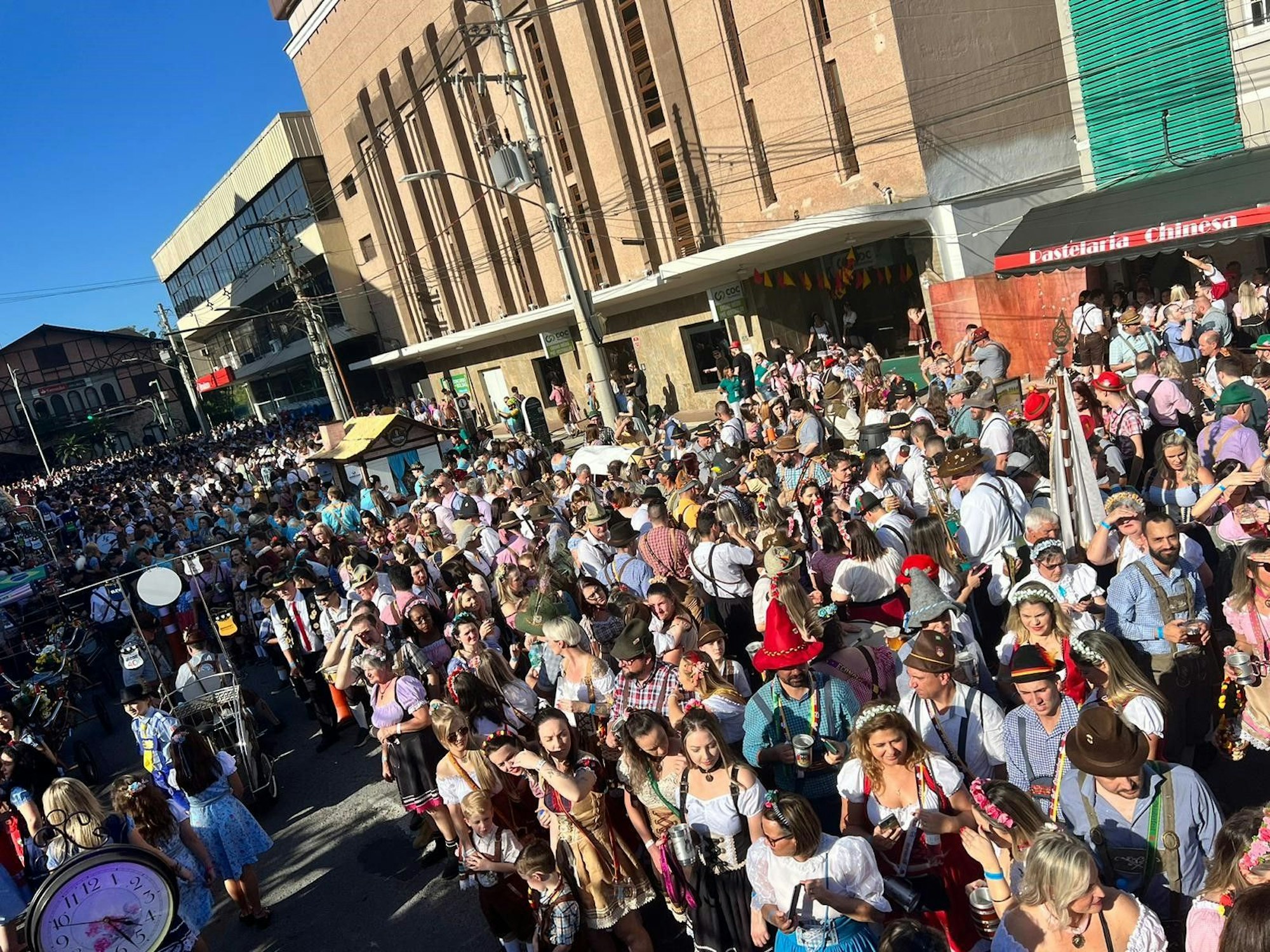 Menschen feiern auf der Straße in Blumenau Brasilien beim Festumzug des Oktoberfestes.