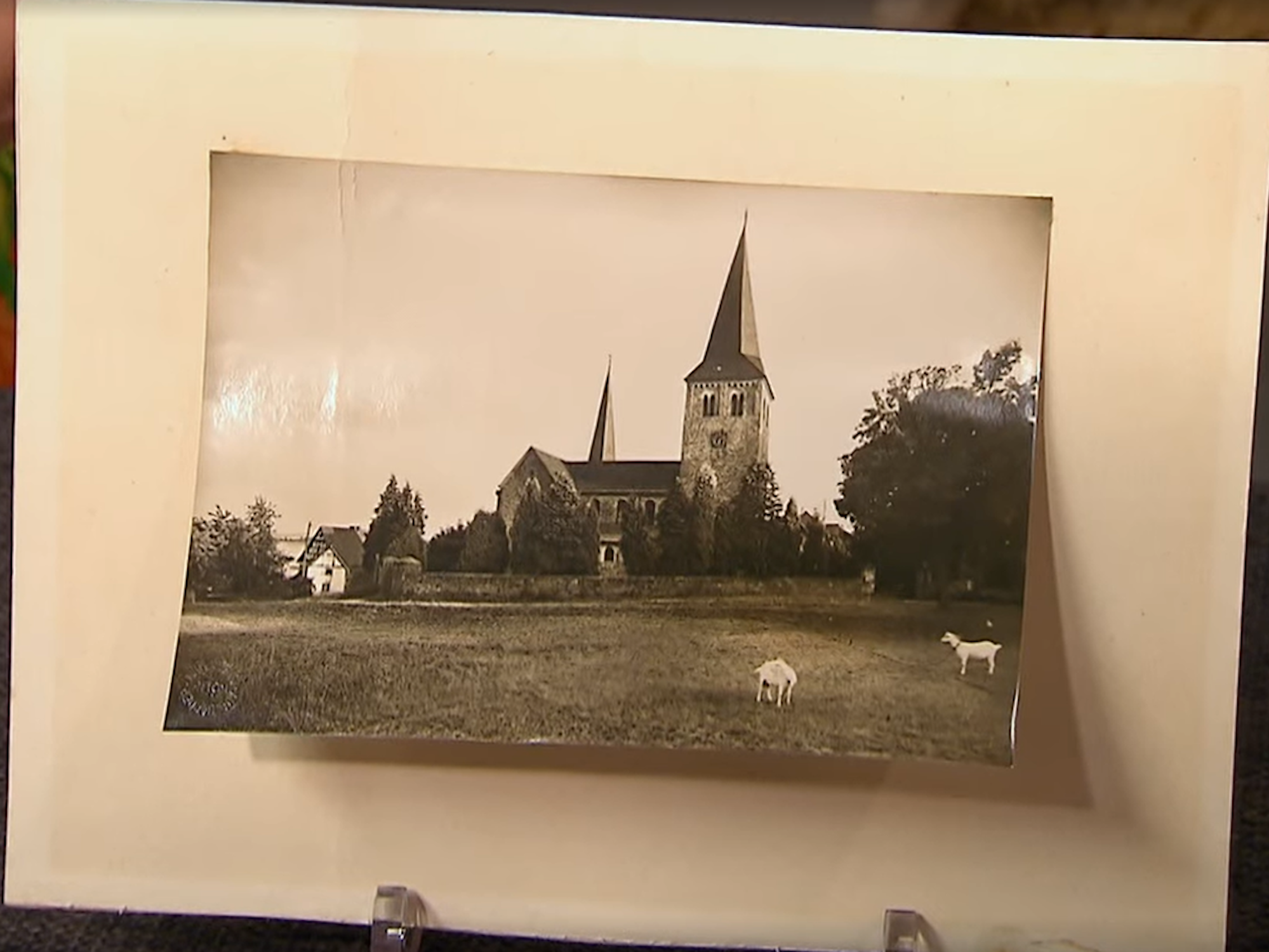 Die Verkäufer Kevin und Jörn brachten eine alte Fotografie in die Sendung „Bares für Rares“ vom 10. Oktober mit.