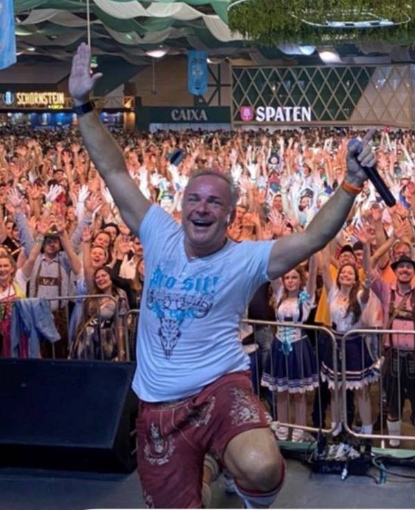 Der Kölner Sänger Tim Toupet am 8. Oktober 2022 bei einem Auftritt in blumenau/Brasilien