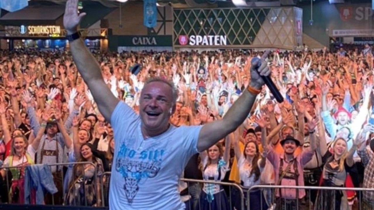 Der Kölner Sänger Tim Toupet am 8. Oktober 2022 bei einem Auftritt in blumenau/Brasilien