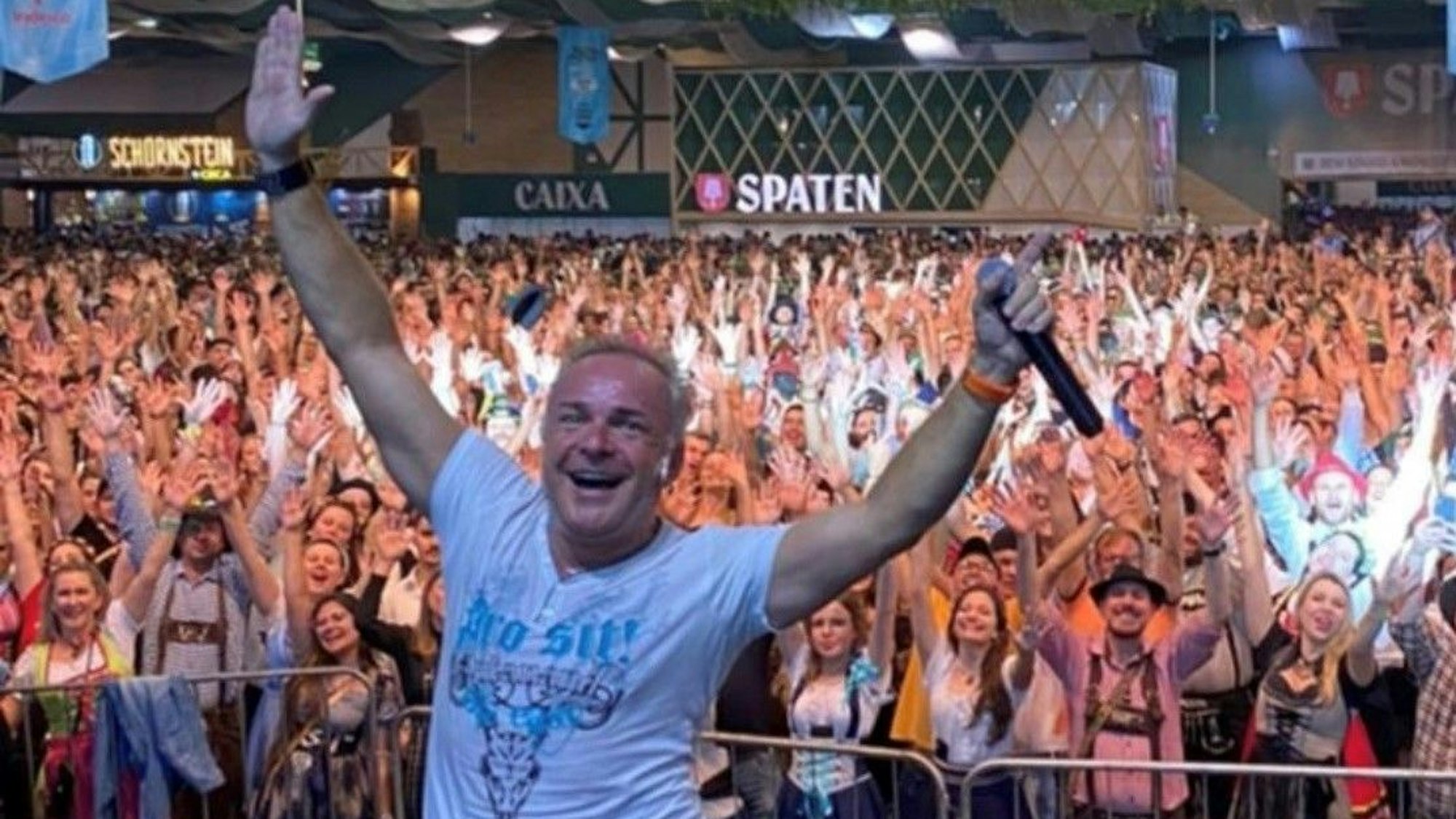 Der Kölner Sänger Tim Toupet am 8. Oktober 2022 bei einem Auftritt in blumenau/Brasilien