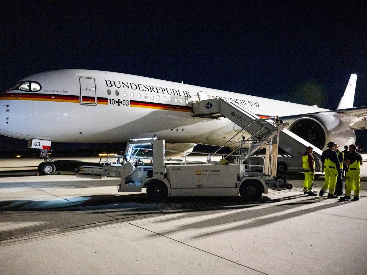 Der Airbus A350 der Deutschen Flugbereitschaft mit dem Thüringens Ministerpräsident Bodo Ramelow nach Chile reisen wollte, steht am 9. Oktober 2022 auf dem Rollfeld in Leipzig.