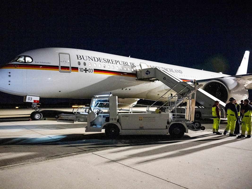Der Airbus A350 der Deutschen Flugbereitschaft mit dem Thüringens Ministerpräsident Bodo Ramelow nach Chile reisen wollte, steht am 9. Oktober 2022 auf dem Rollfeld in Leipzig.