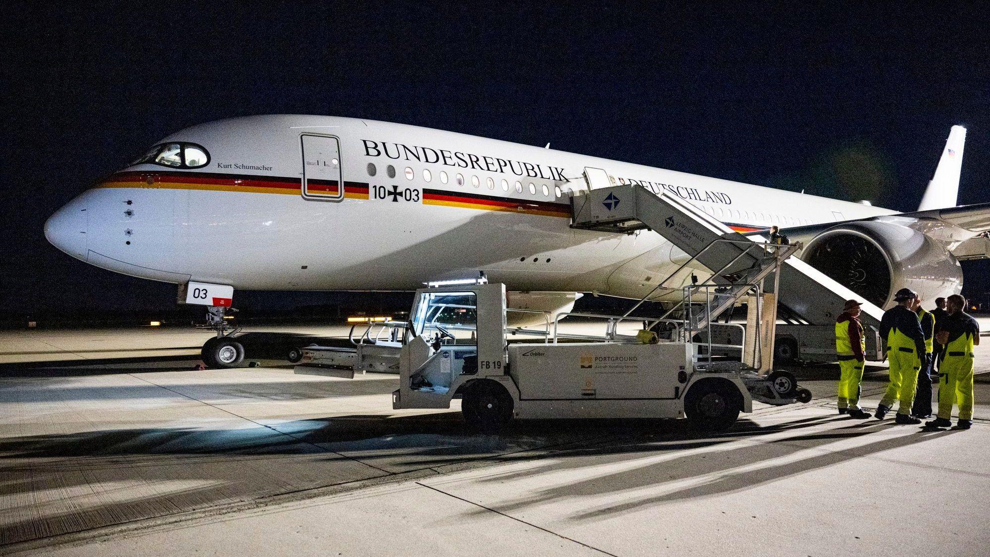 Der Airbus A350 der Deutschen Flugbereitschaft mit dem Thüringens Ministerpräsident Bodo Ramelow nach Chile reisen wollte, steht am 9. Oktober 2022 auf dem Rollfeld in Leipzig.
