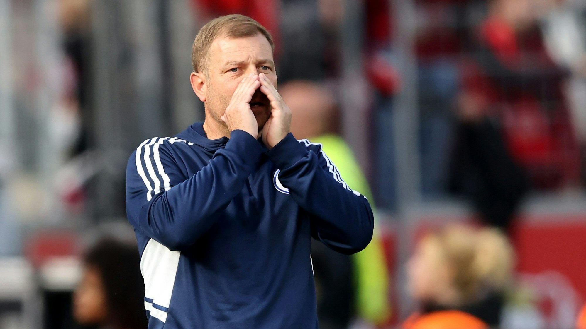 Frank Kramer ruft am Spielfeldrand etwas auf den Platz