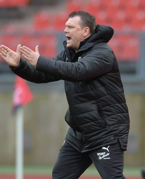 Trainer Uwe Koschinat von Sandhausen gestikuliert.