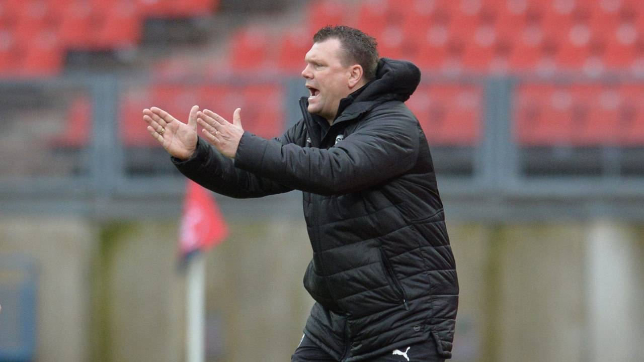 Trainer Uwe Koschinat von Sandhausen gestikuliert.