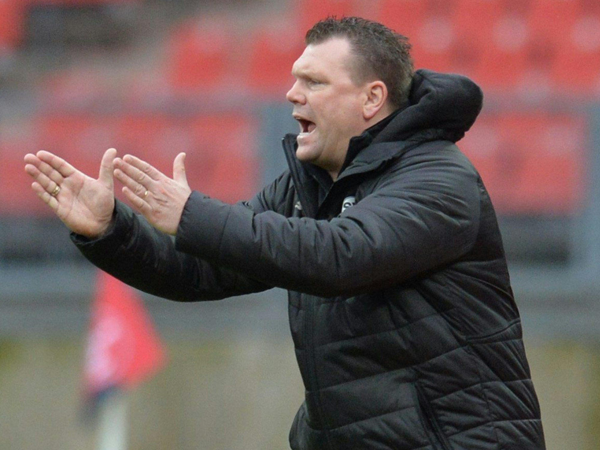 Trainer Uwe Koschinat von Sandhausen gestikuliert.