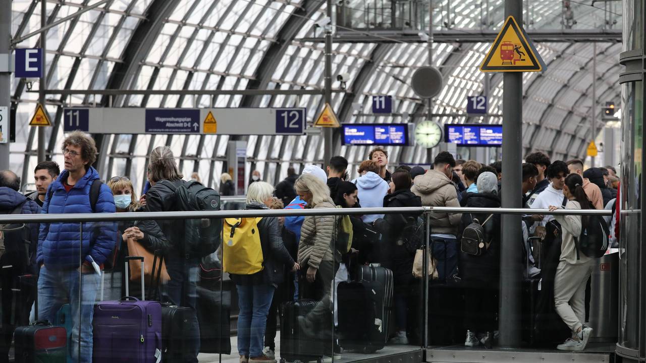 Etliche Reisende waren aufgrund der Bahn-Störung an Bahnhöfen gestrandet. Hier ein Foto vom Berliner Hauptbahnhof.