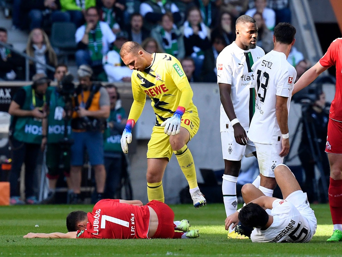 Dejan Ljubicic liegt verletzt auf dem Boden.