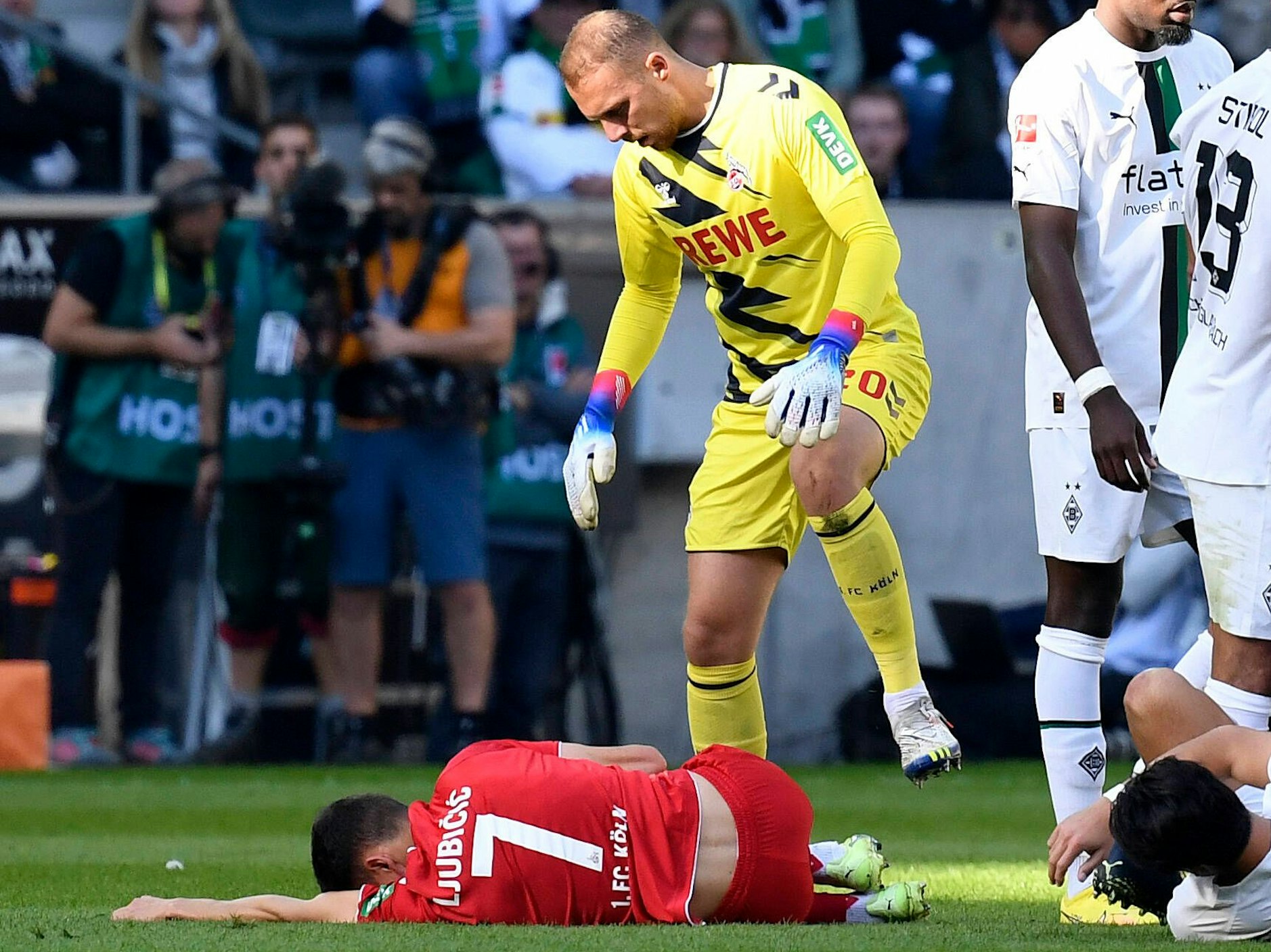 Dejan Ljubicic liegt verletzt auf dem Boden.