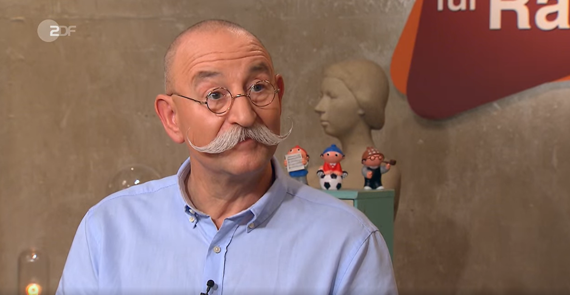 „Bares für Rares“-Moderator Horst Lichter schaut überrascht.