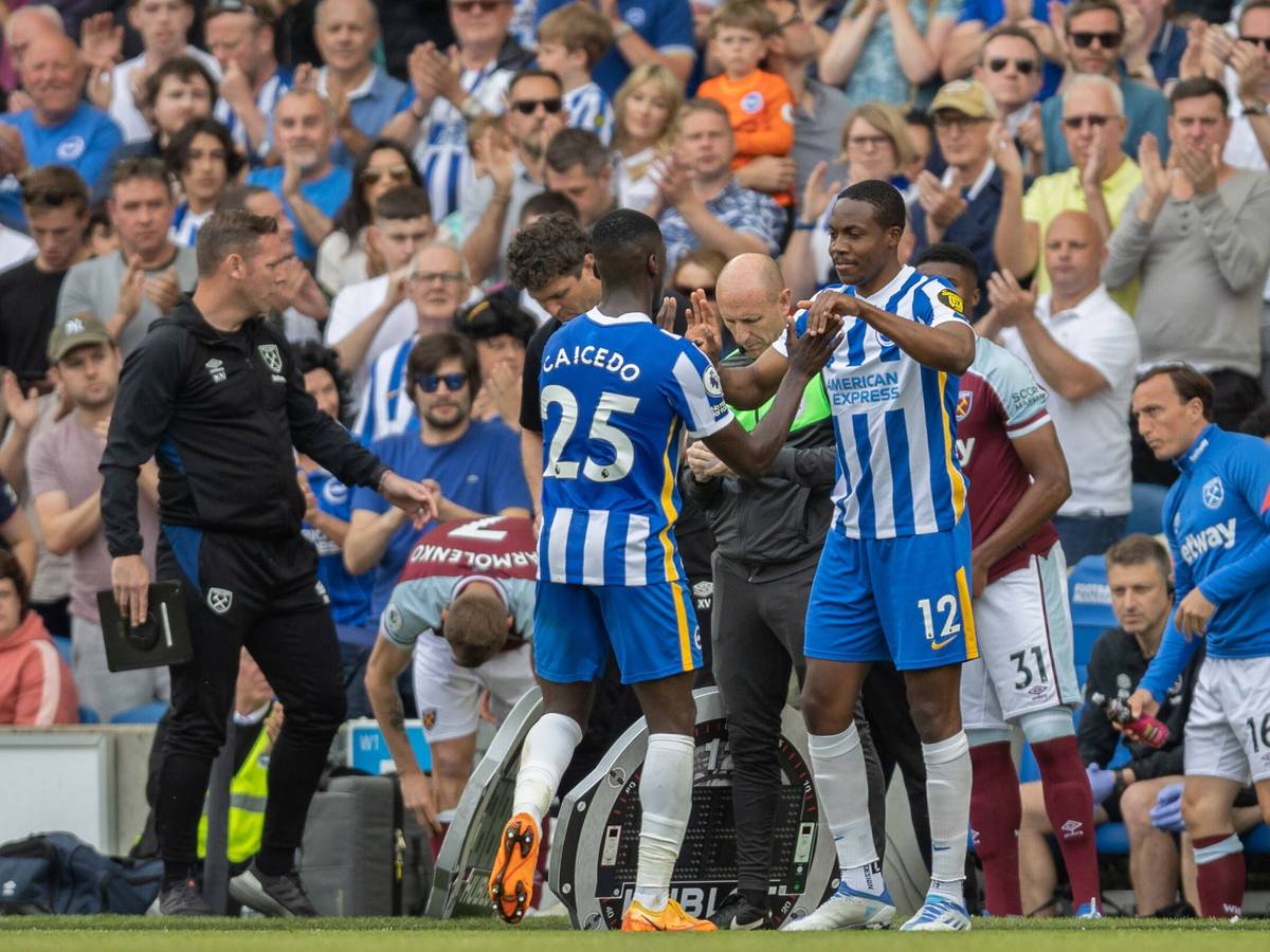 Enock Mwepu (r.) im Spiel von Brighton and Hove Albion gegen West Ham United bei seiner Einwechslung für Moisés Caicedo.