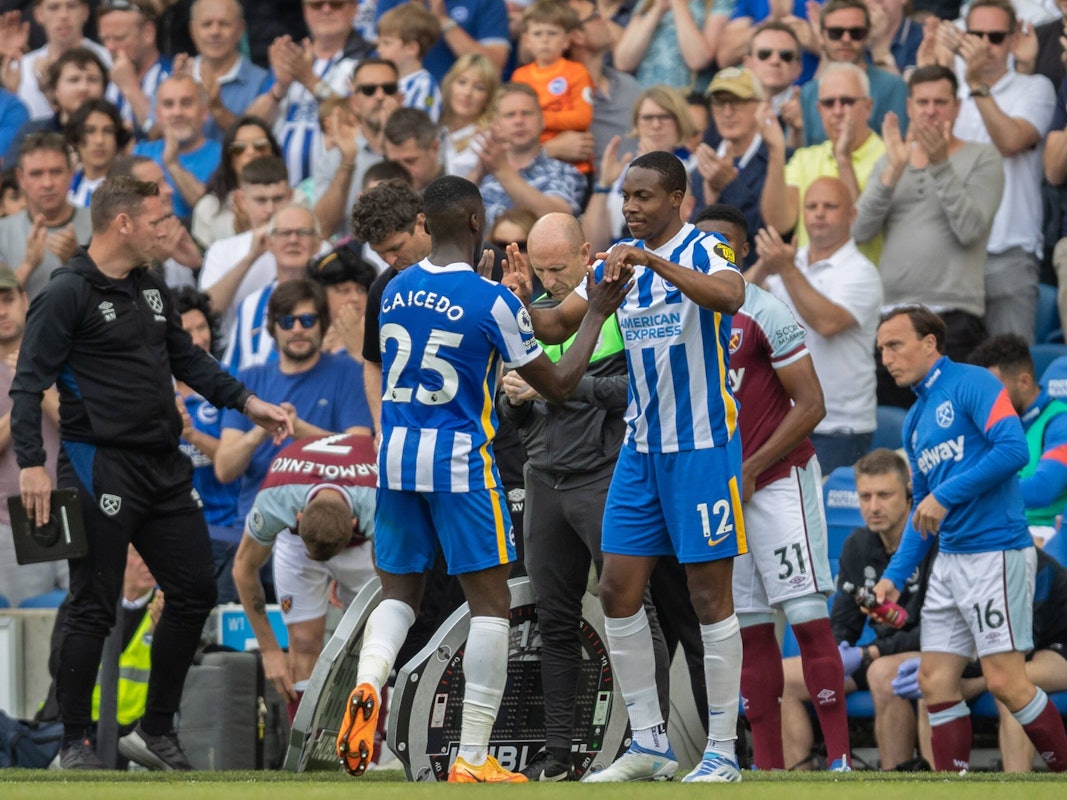 Enock Mwepu (r.) im Spiel von Brighton and Hove Albion gegen West Ham United bei seiner Einwechslung für Moisés Caicedo.