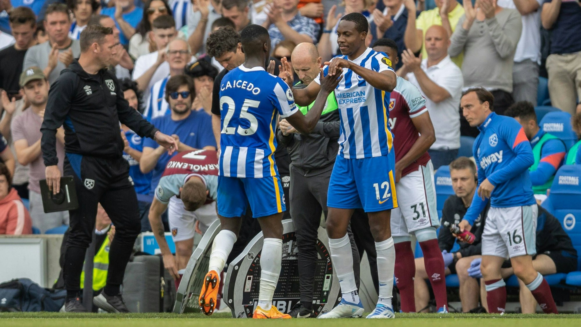 Enock Mwepu (r.) im Spiel von Brighton and Hove Albion gegen West Ham United bei seiner Einwechslung für Moisés Caicedo.