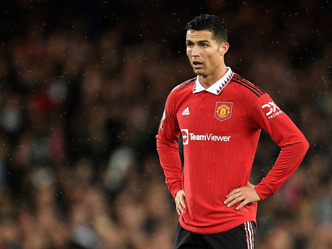 Cristiano Ronaldo hat die Hände in die Hüfte gestützt und schaut konzentriert.