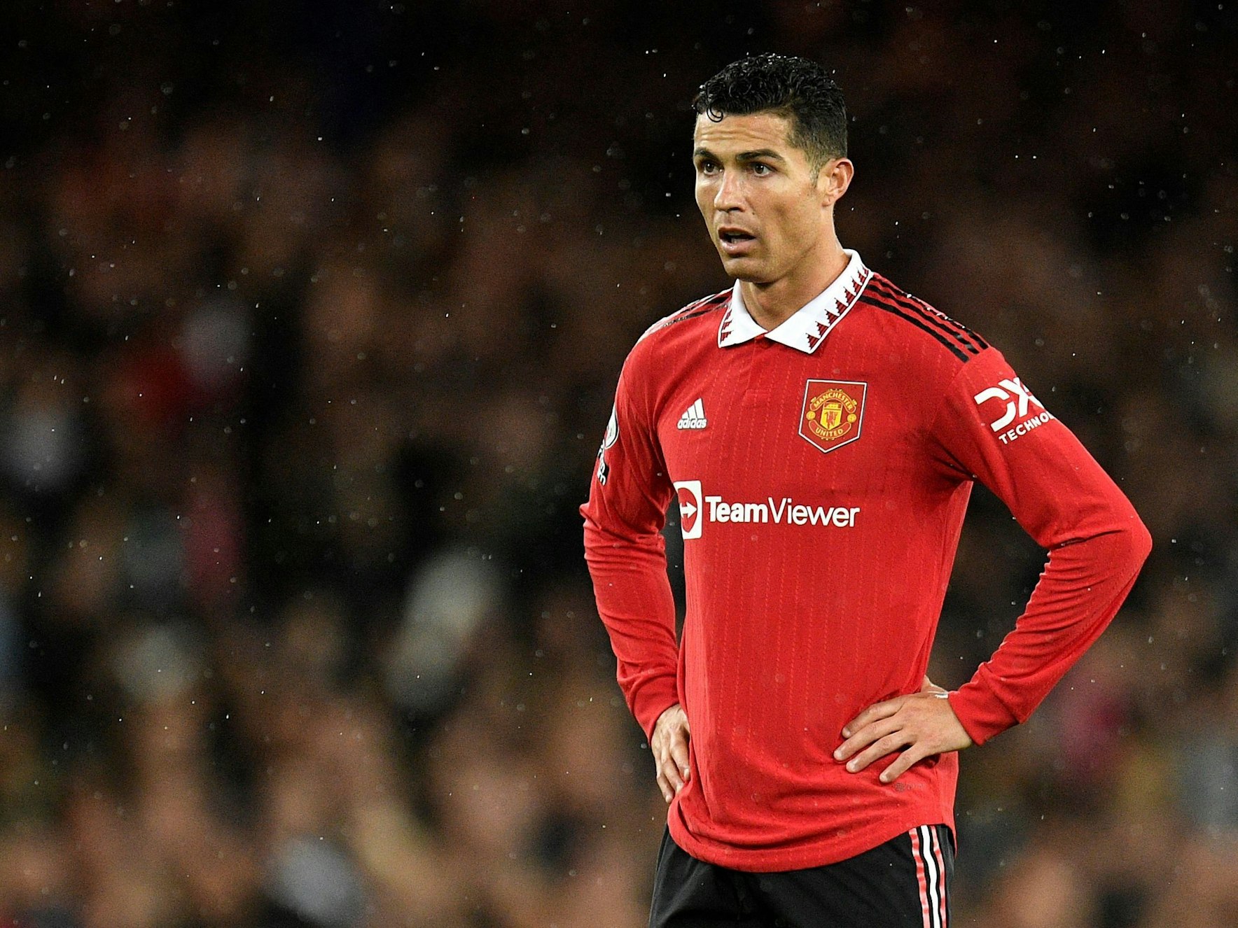 Cristiano Ronaldo hat die Hände in die Hüfte gestützt und schaut konzentriert.