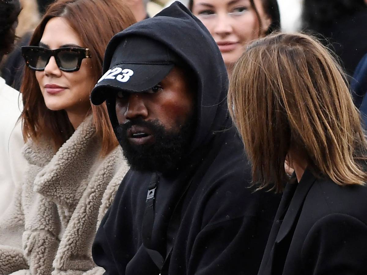 US-Rapper Kanye West sitzt bei der Präsentation der Kollektion von Givenchy für Frühjahr/Sommer 2023 auf den Pret-a-porter-Schauen in Paris in der ersten Reihe.