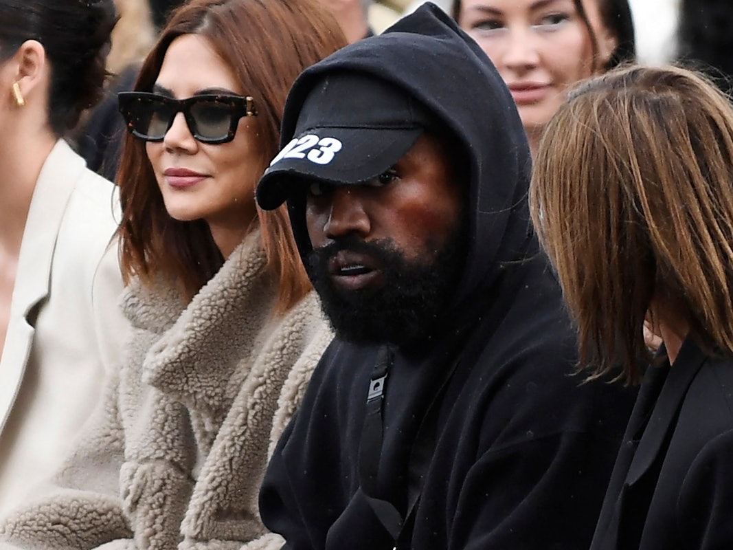 US-Rapper Kanye West sitzt bei der Präsentation der Kollektion von Givenchy für Frühjahr/Sommer 2023 auf den Pret-a-porter-Schauen in Paris in der ersten Reihe.