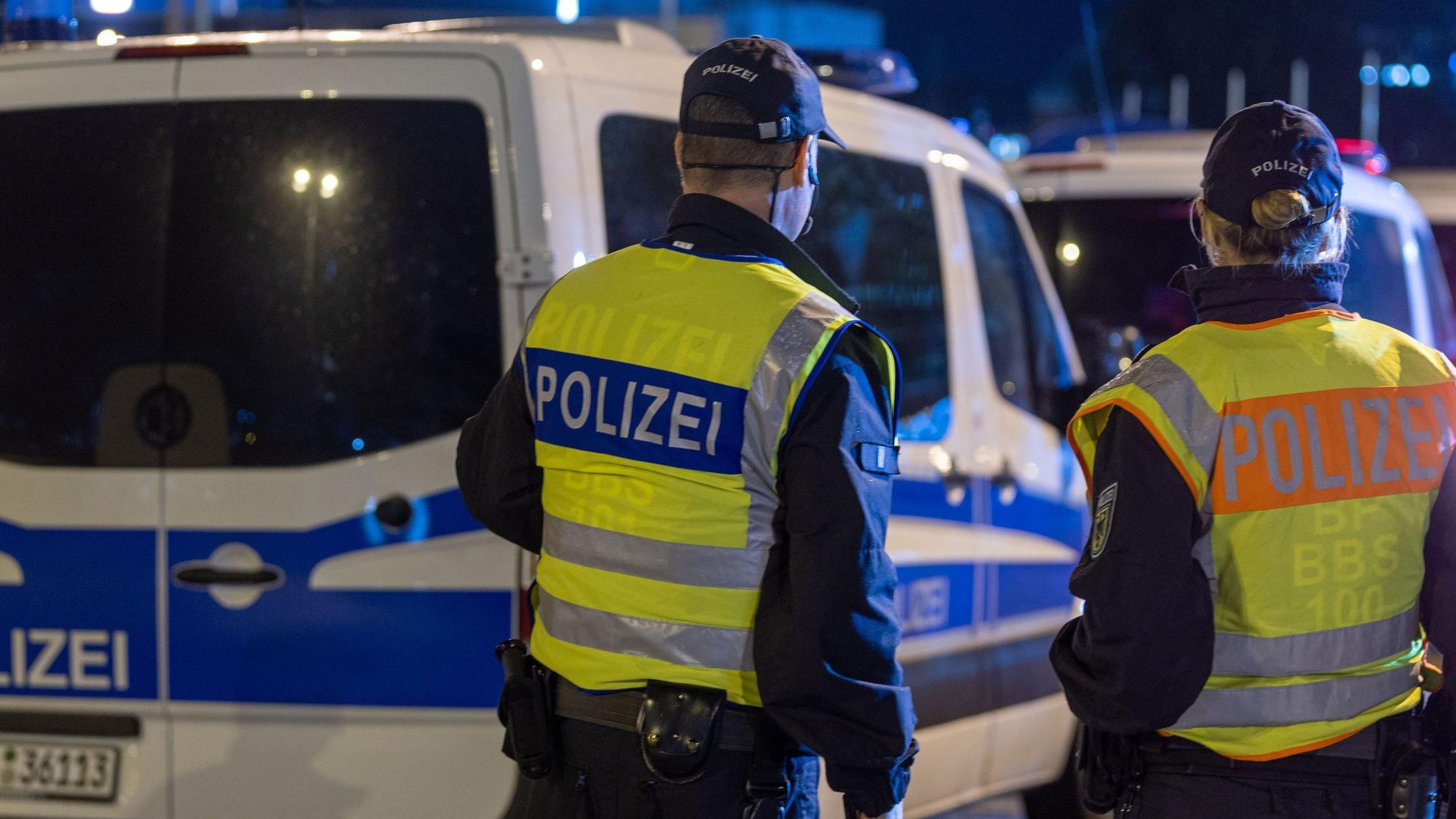 Polizeikräfte bei einem Übungseinsatz in Rostock.