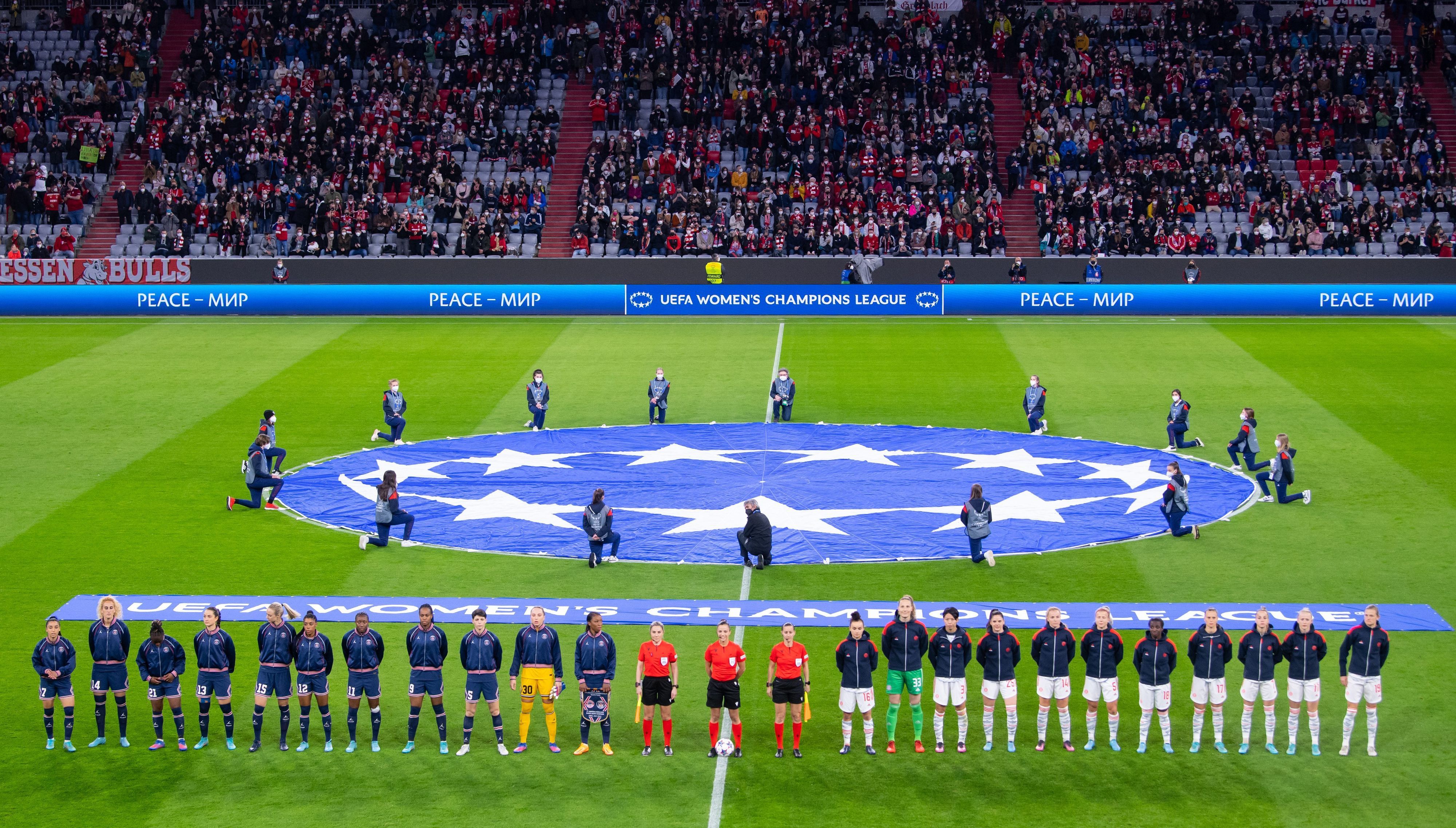 Die Spielerinnen von Bayern München und Paris Saint-Germain in der Allianz Arena.