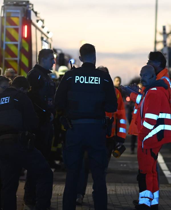 Polizei und Rettungskräfte im Morgengrauen nach einem Unfall in Weilerswist.