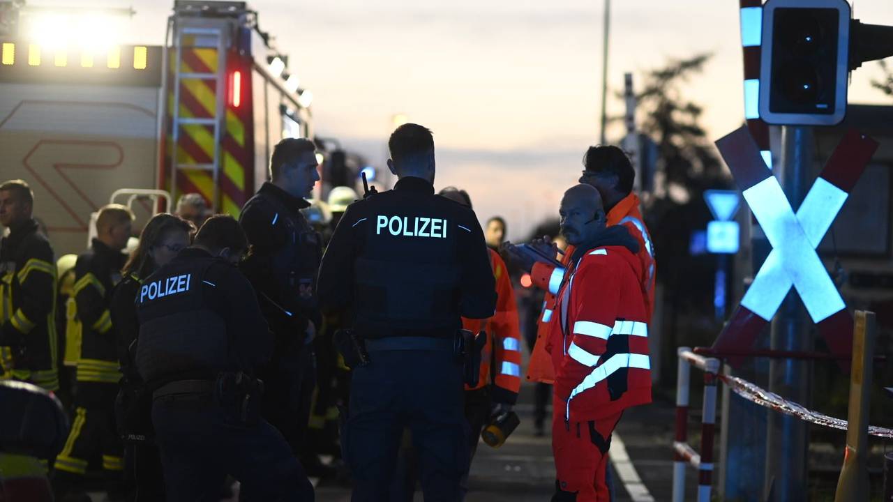 Polizei und Rettungskräfte im Morgengrauen nach einem Unfall in Weilerswist.