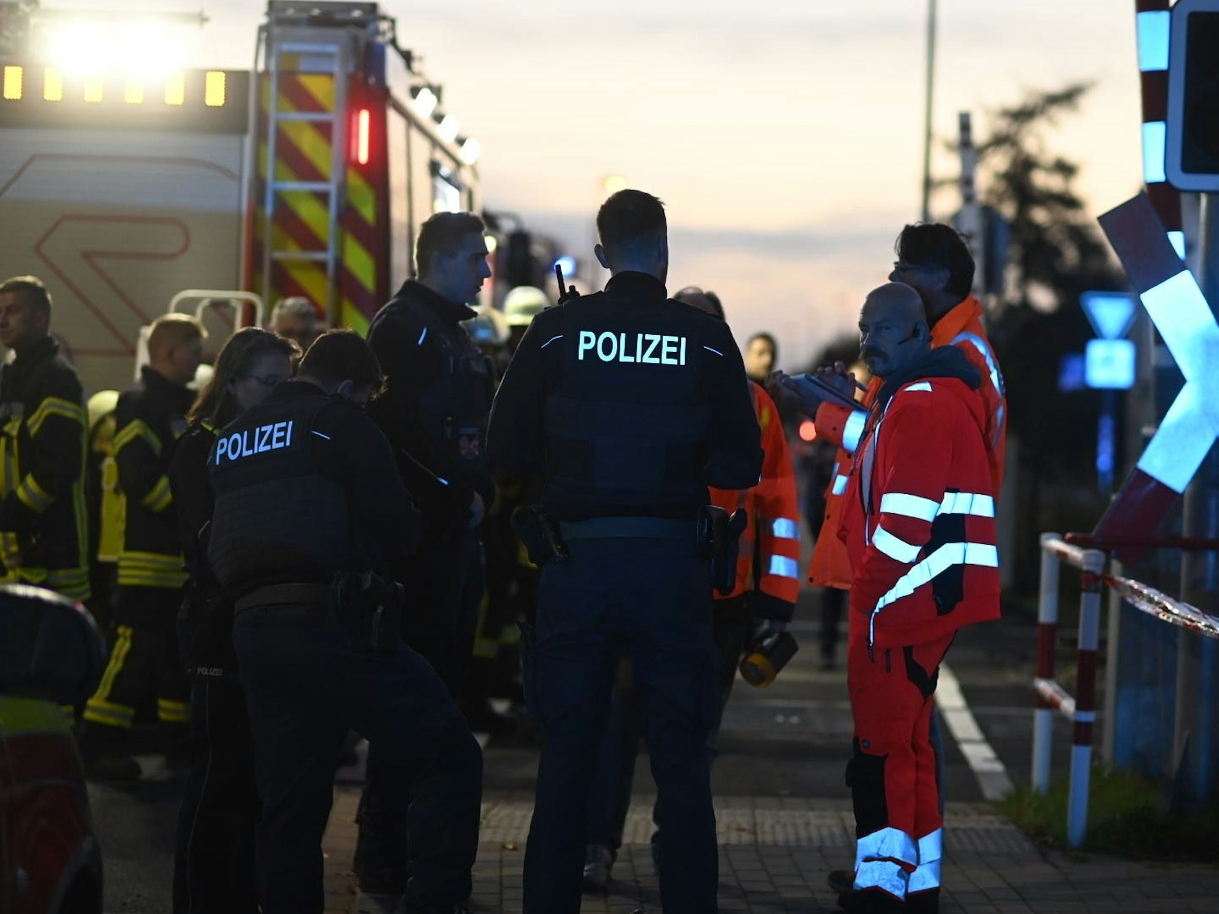 Polizei und Rettungskräfte im Morgengrauen nach einem Unfall in Weilerswist.