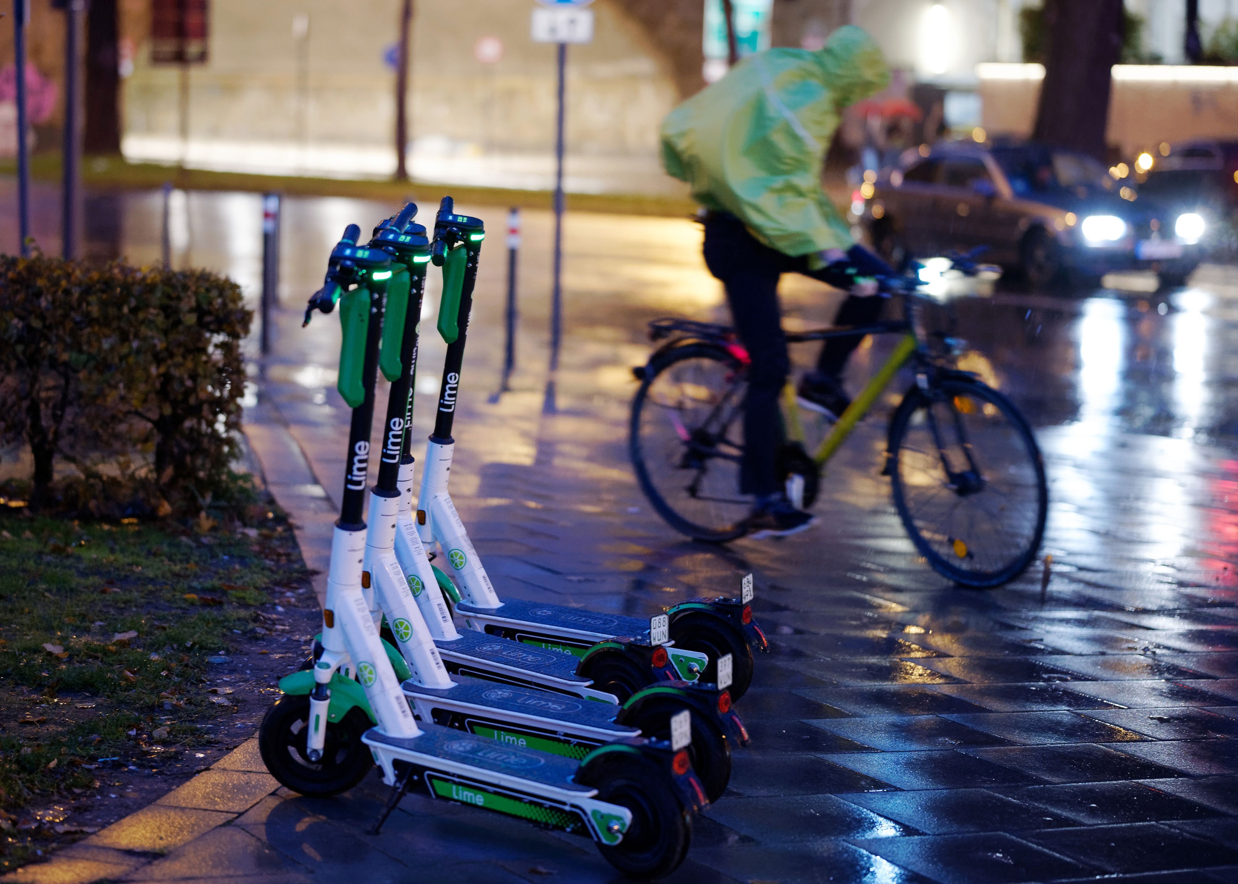 E-Scooter stehen in der Kölner Innenstadt