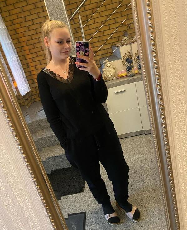 Sarah-Jane Wollny, hier auf einem Instagram-Foto vom November 2021 vor dem Spiegel.