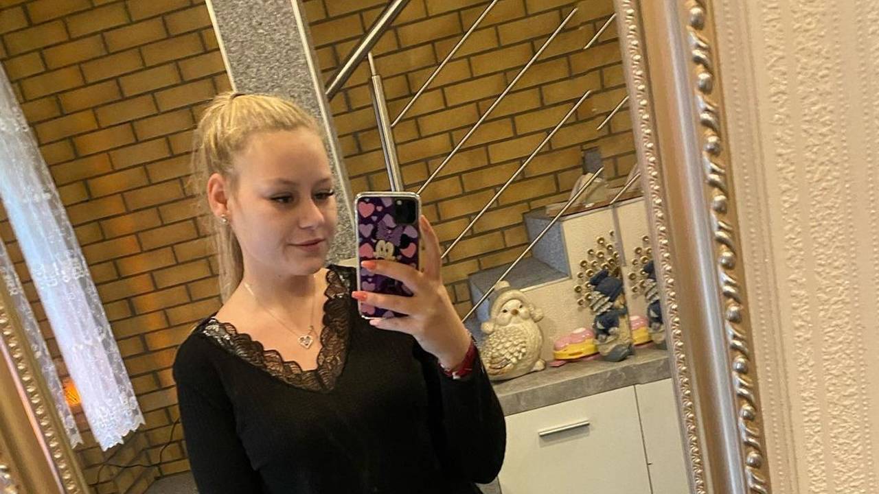 Sarah-Jane Wollny, hier auf einem Instagram-Foto vom November 2021 vor dem Spiegel.