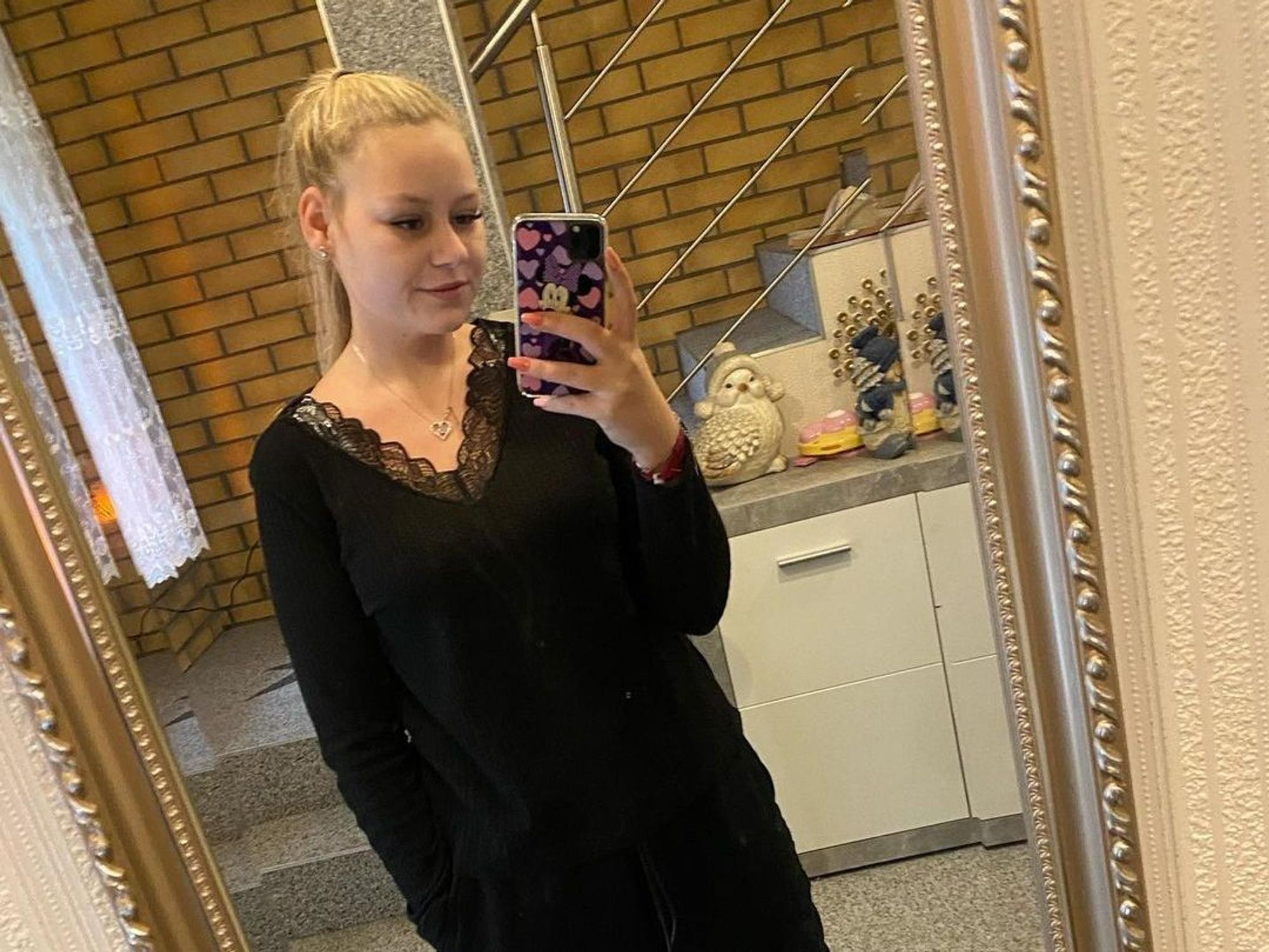Sarah-Jane Wollny, hier auf einem Instagram-Foto vom November 2021 vor dem Spiegel.