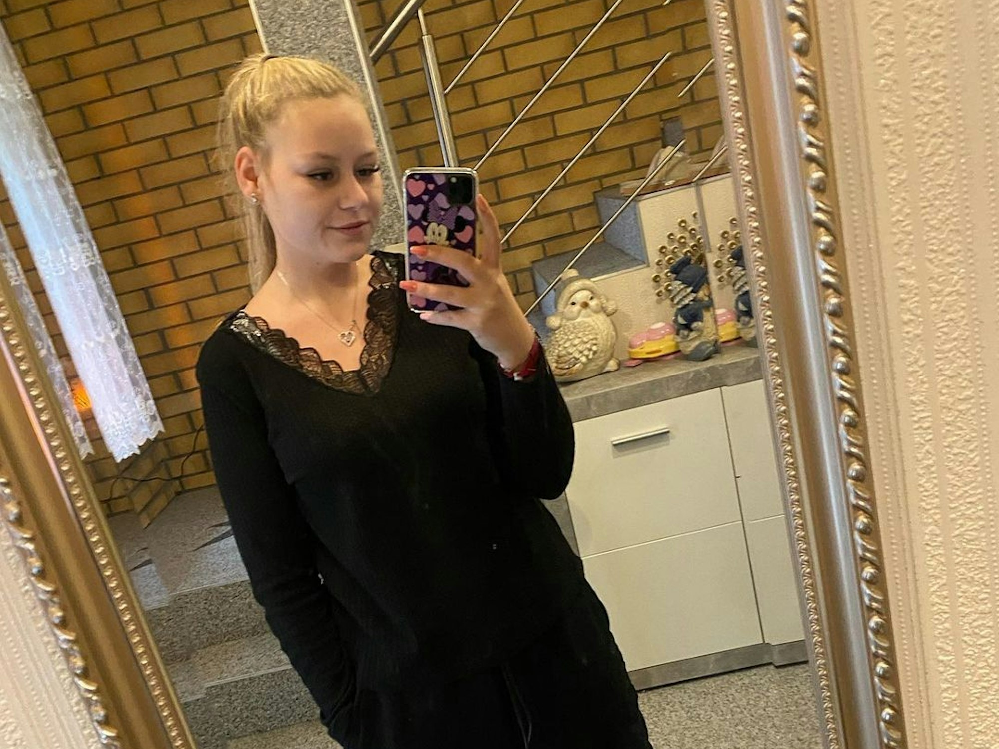 Sarah-Jane Wollny, hier auf einem Instagram-Foto vom November 2021 vor dem Spiegel.