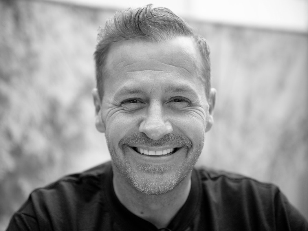 Schauspieler und Reality-Star Willi Herren schaut bei der Eröffnung von "Willi Herren’s Rievkooche Bud" am 16.4.2021 in die Kamera.