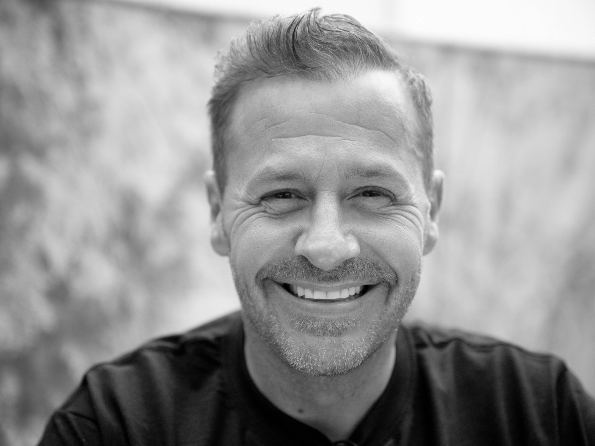 Schauspieler und Reality-Star Willi Herren schaut bei der Eröffnung von "Willi Herren’s Rievkooche Bud" am 16.4.2021 in die Kamera.