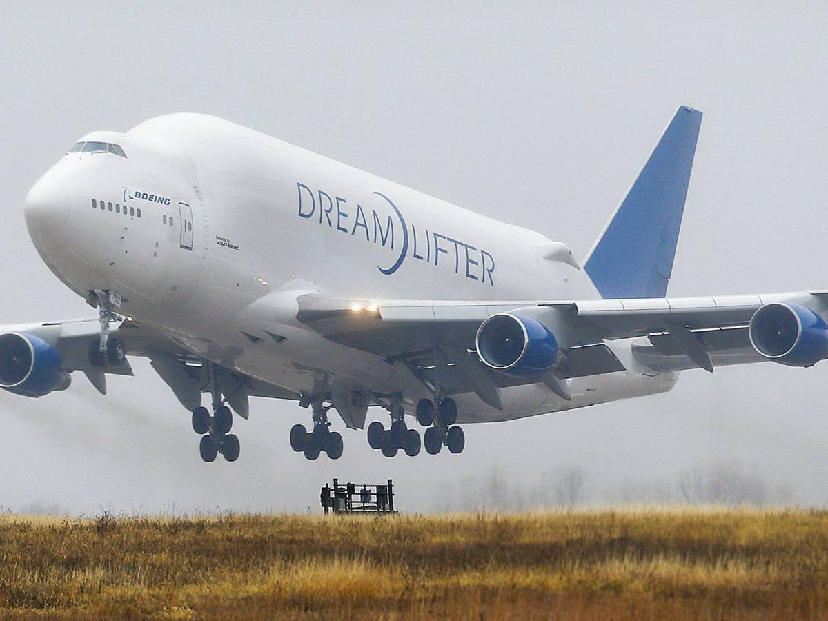 Das Foto zeigt einen Dreamlifter, eine Boeing 747 an dem Flughafen von Jabara. Die Aufnahme dient hier als Symbolfoto.